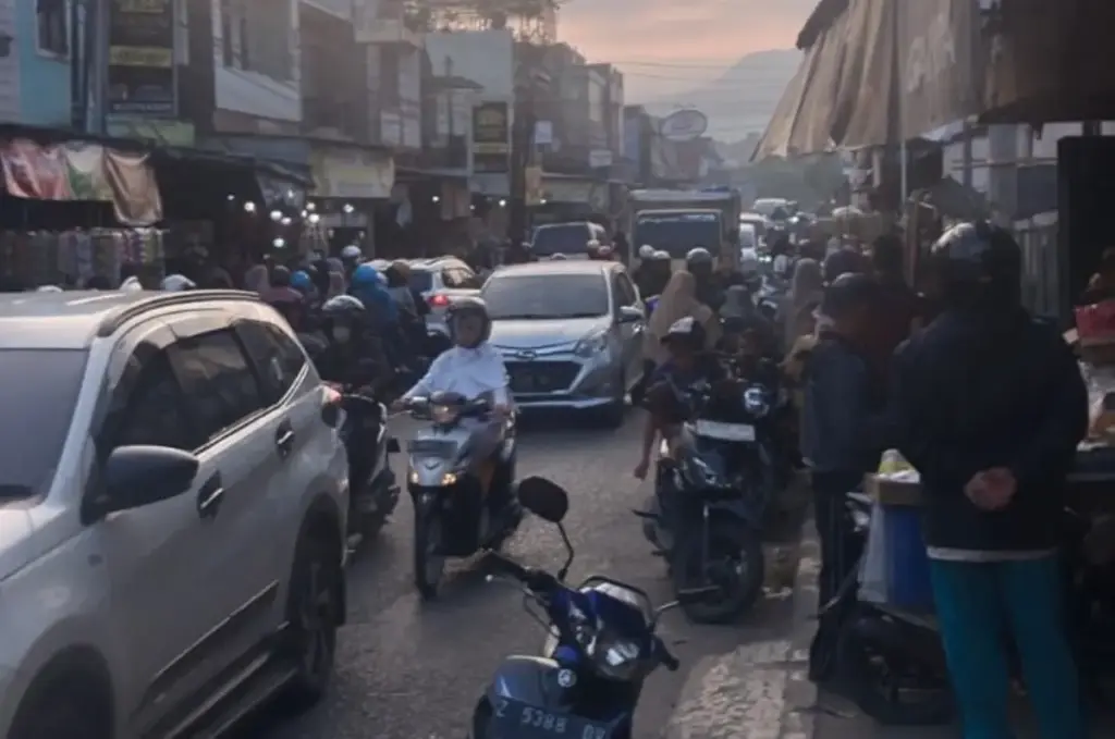 Pasar Tumpah Picu Kemacetan Parah di Jalur Wanaraja–Bunderan Suci, Satpol PP : Kami Akan Tertibkan (Ale/Radar Garut)