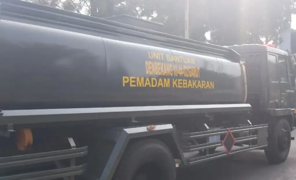 Damkar Garut Terima Bantuan Mobil Tangki Air 8.000 Liter dari TNI AD (Ale/Radar Garut)