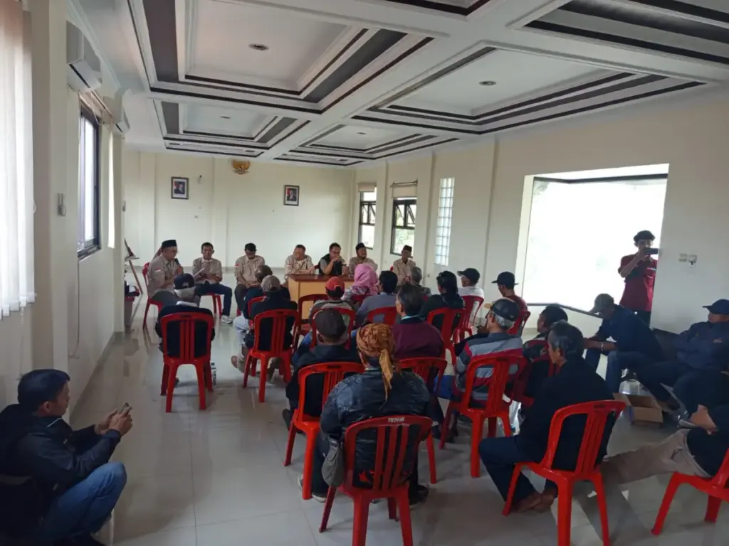 Audiensi Diwarnai Aksi Buka Baju, Salah Seorang Anggota BPD Garut Nyatakan Mundur (Pepen Apendi/Radar Garut)