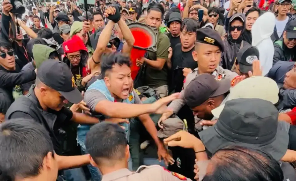 Diduga Provokator, Pria Membawa Golok Jadi Sasaran Massa Demo 27 Agustus 2026 di Depan Gedung DPR (Disways)