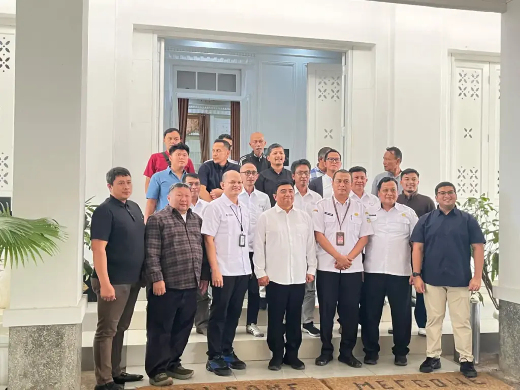 Pupuk Subsidi Tersalurkan Hingga 50 Persen untuk Garut, Syakur Tekankan Pengawasan Ketat Pemkab Garut menerima bantuan distribusi Pupuk Subsidi dari PT. Pusri Area wilayah Jabar. (Rizka/Radar Garut)