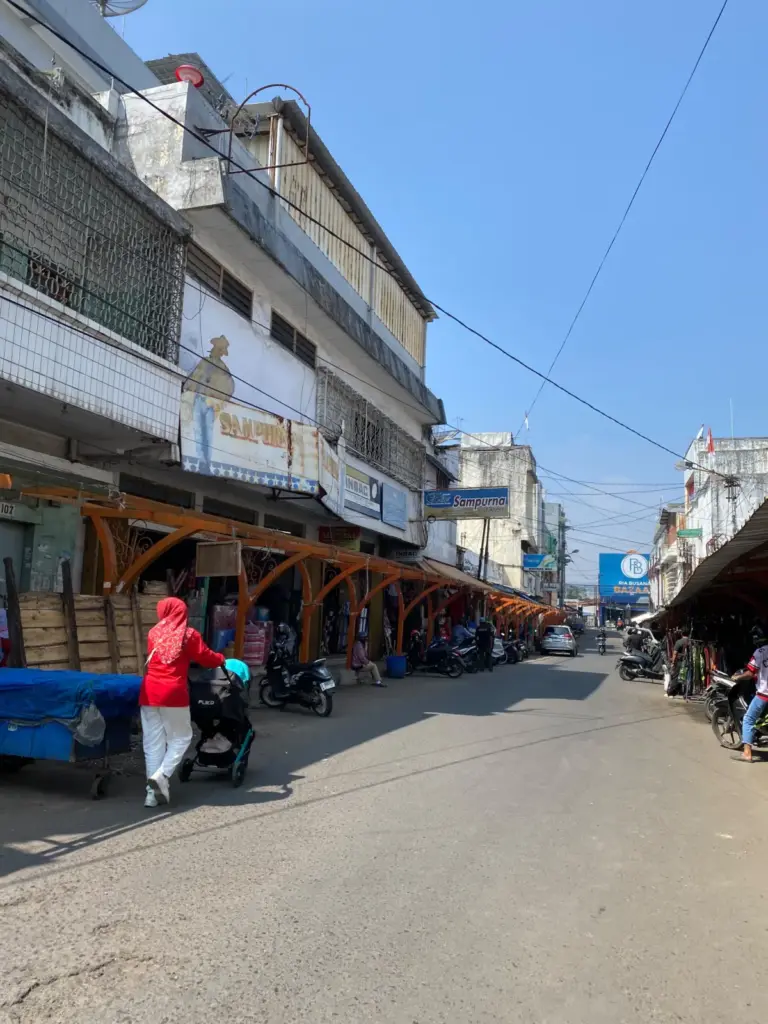 Persoalan PKL di Garut Masih Belum Rampung, Tata Ruang Jadi Sorotan PKL di kawasan Jalan Pasar Baru Kabupaten Garut. (Rizka/Radar Garut)