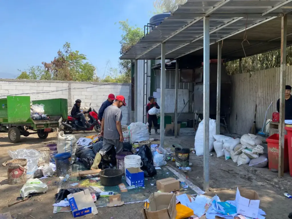 Warga Desa Sukarasa Samarang Olah Sampah Mandiri, Petugas Harapkan Perhatian Kesejahteraan dari Pemkab Garut Pengelolaan Sampah Mandiri di Desa Sukarara, Kecamatan Samarang, Garut. (Radar Garut)