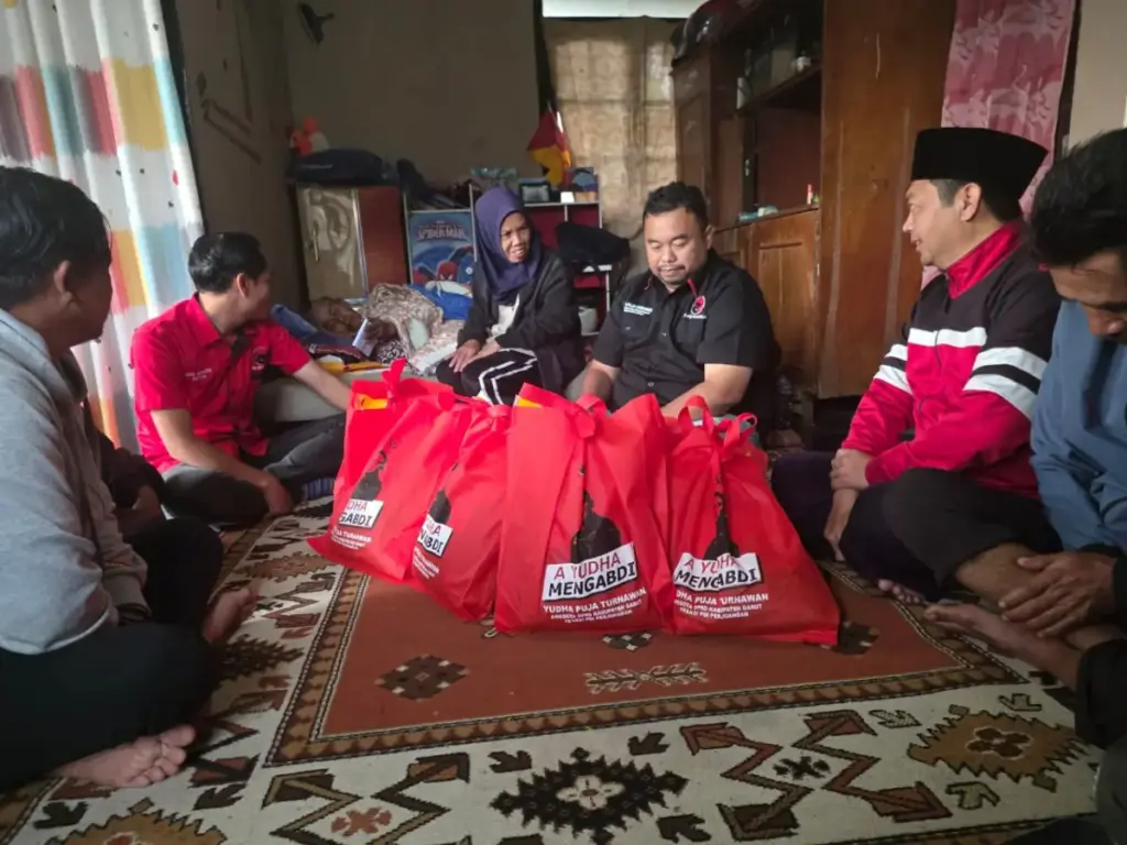 Rumah Emak Nonok Ludes Terbakar, Lansia 78 Tahun Ini Juga Tak Lagi Terdata Penerima Bansos Dewan Yudha saat kunjungi Emak Nonok, warga Desa Cibodas, Kecamatan Cikajang, Garut. (Feri/Radar Garut)