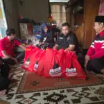 Dewan Yudha saat kunjungi Emak Nonok, warga Desa Cibodas, Kecamatan Cikajang, Garut. (Feri/Radar Garut)