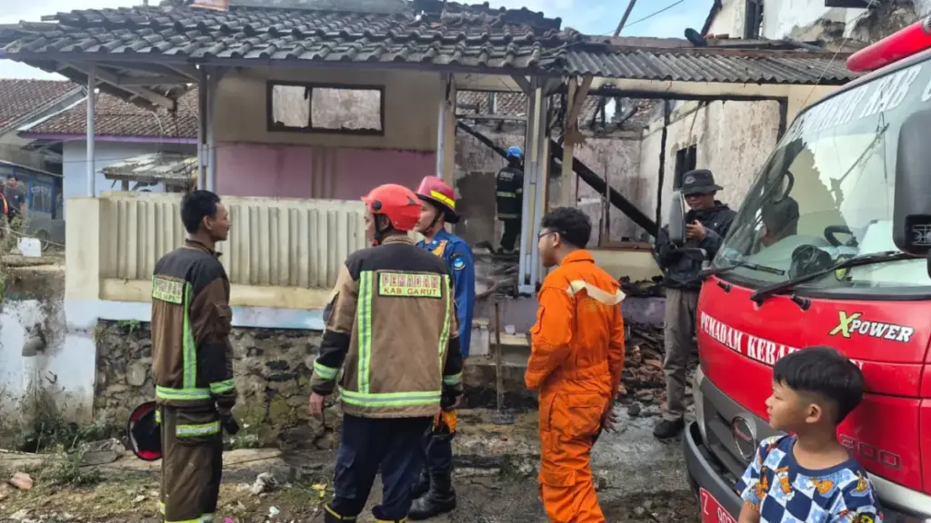 Korsleting Listrik Picu Hanguskan Rumah di Cilawu Garut, Kerugian Tembus Rp150 Juta Kebakaran Rumah di Desa Mekarsari, Kecamatan Cilawu, Kabupaten Garut. (Istimewa)
