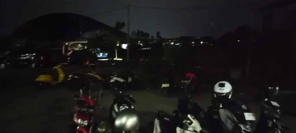 Peserta dari Luar Garut Keluhkan PJU di SOR RAA Adiwijaya Banyak yang Padam Kondisi malam hari gelap tidak ada lampu penerangan di komplek SOR RAA Adiwijaya Garut. (Ale/Radar Garut)