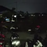 Kondisi malam hari gelap tidak ada lampu penerangan di komplek SOR RAA Adiwijaya Garut. (Ale/Radar Garut)