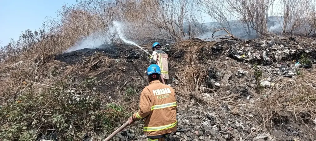 TPA Pasir Bajing Garut Terbakar, Bara di Bawah Tumpukan Sampah Picu Asap Berkepanjangan TPA Pasir Bajing Garut Hangus Terbakar. (Istimewa)