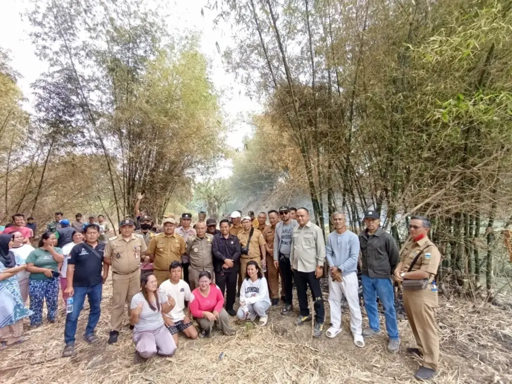 Komisi II DPRD Garut Sidak Lokasi Pembuangan Limbah B3 di Cimuncang, Dorong Solusi Pengelolaan Limbah Kulit Anggota DPRD Garut komisi II saat mengunjungi Kelurahan Cimuncang, Kecamatan Garut Kota. (Feri/Radar Garut)