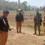 Kepala BPKAD Garut, Saepul Hidayat, bersama Camat Samarang saat tinjau lahan Sekolah Rakyat. (Istimewa)
