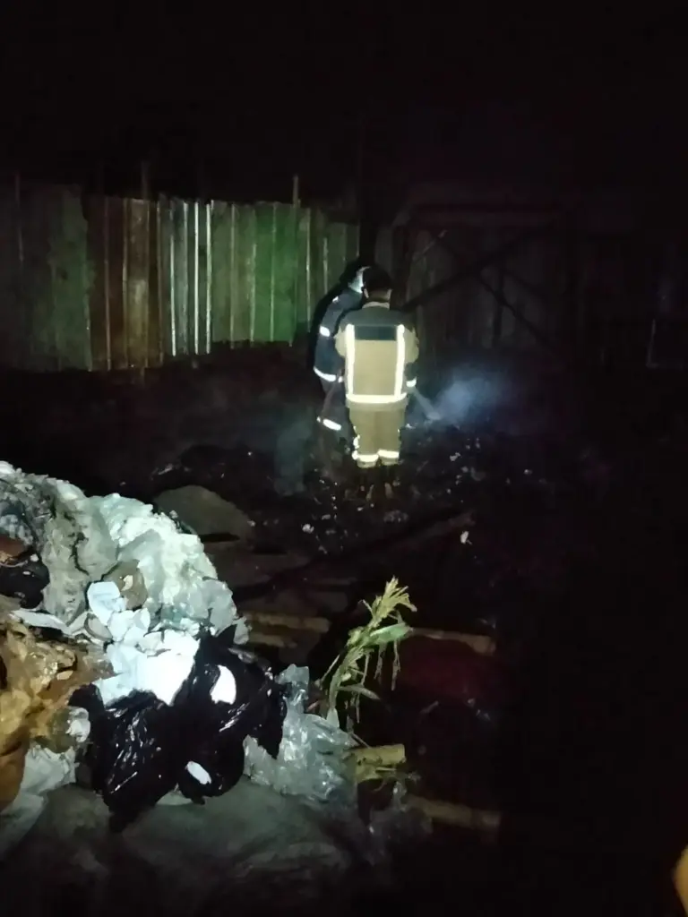 Ditinggal Pegawai Saat Bakar Sampah, Gudang Rongsok di Bayongbong Garut Ludes Terbakar Gudang Rongsok hangus terbakar api di Kecamatan Bayongbong, Garut. (istimewa)