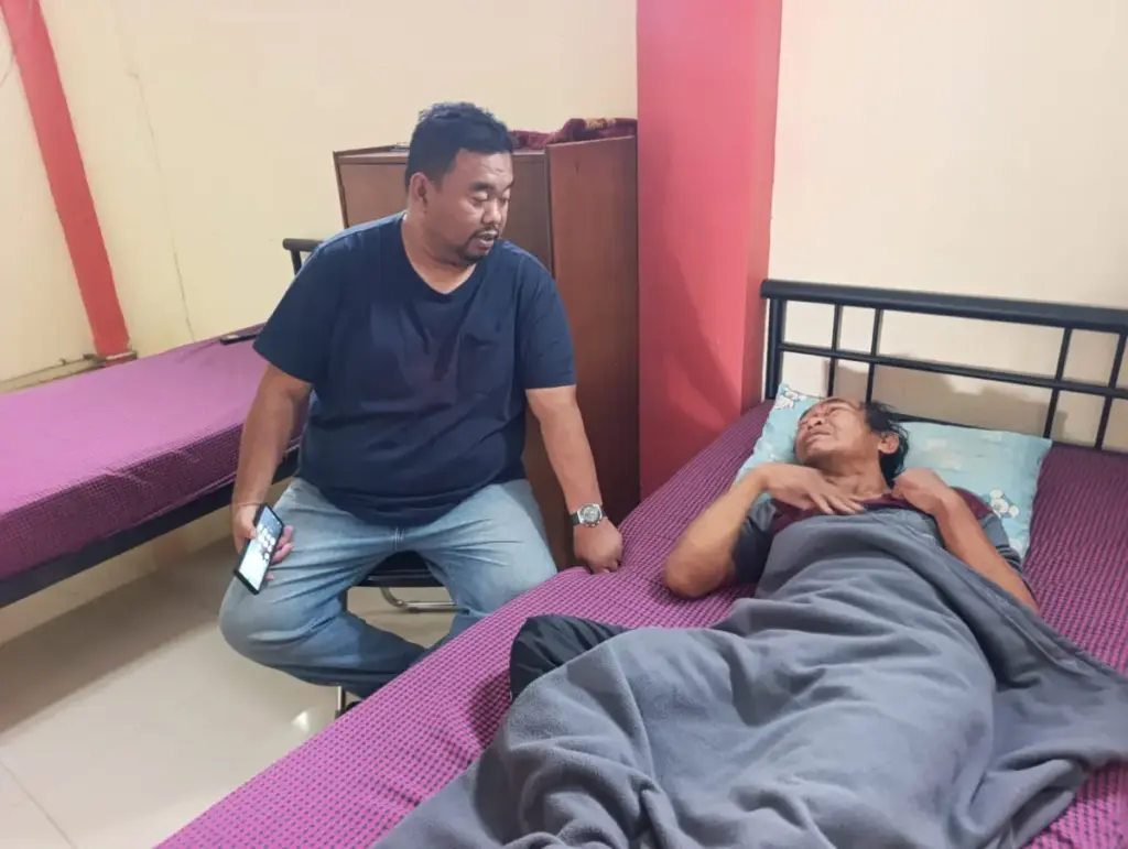 Dewan Yudha Saat mengevakuasi warga Kecamatan Banyuresmi ke rumah singgah Dinsos Garut. (Feri/Radar Garut)