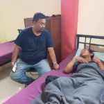Dewan Yudha Saat mengevakuasi warga Kecamatan Banyuresmi ke rumah singgah Dinsos Garut. (Feri/Radar Garut)