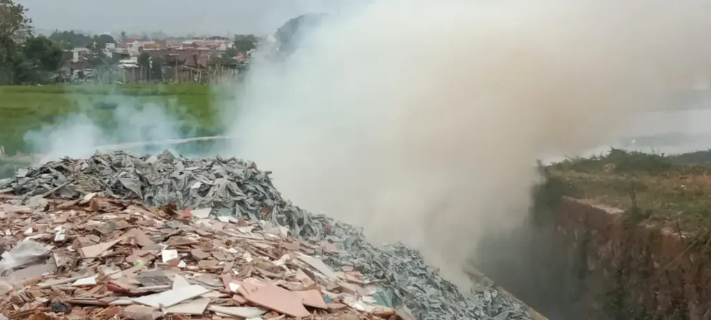 Bau Menyengat dan Asap Tebal Resahkan Warga Copong, APKI Sebut Limbah Kulit Diduga Berasal dari Luar Garut Kumpulan asap tebal akibat pembakaran limbah kulit di Kampung Copong, kelurahan Sukamentri, Garut. (Istimewa)