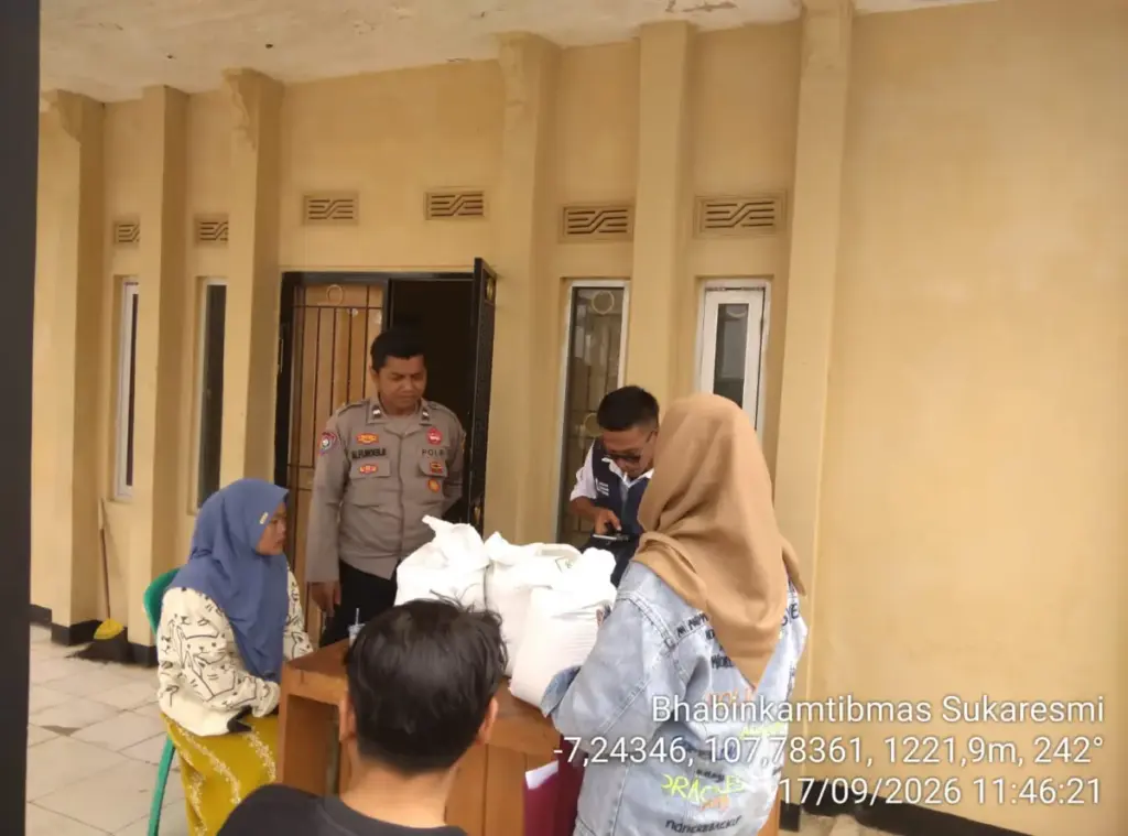 Polres Garut lakukan pengamanan saat pendistribusian bantuan pemerintah bagi KPM. (Istimewa)