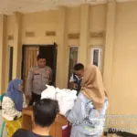 Polres Garut lakukan pengamanan saat pendistribusian bantuan pemerintah bagi KPM. (Istimewa)