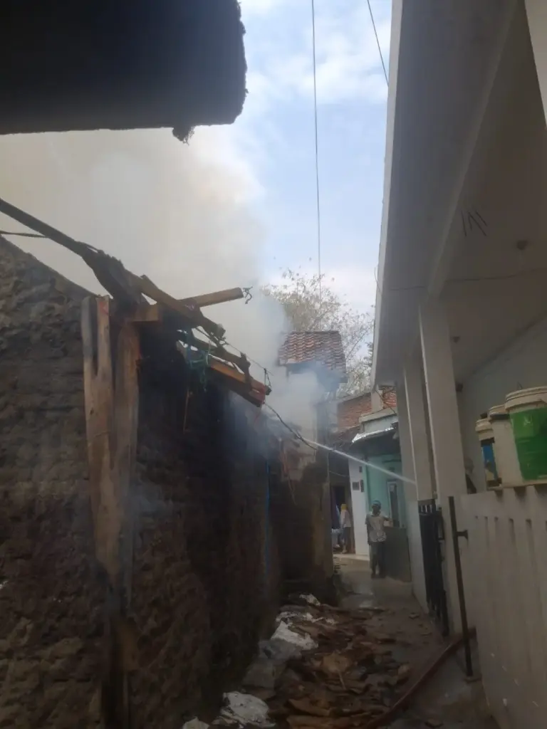 Rumah Permanen di Sukagalih Garut Hangus Terbakar akibat Korsleting Listrik, Kerugian Capai Rp50 Juta Rumah permanen ludes terbakar api di kelurahan Sukagalih, Kecamatan Tarogong Kidul, Garut. (Istimewa)