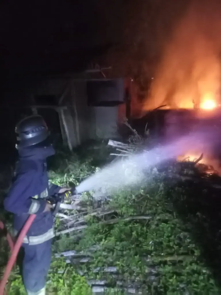 Sisa Pembakaran Sampah Hanguskan Kandang Ayam di Singajaya Garut, Kerugian Ditaksir Rp15 Juta Sebuah Kandang Ayam Hangus Terbakar Api di Kecamatan Singajaya, Kabupaten Garut. (Istimewa)