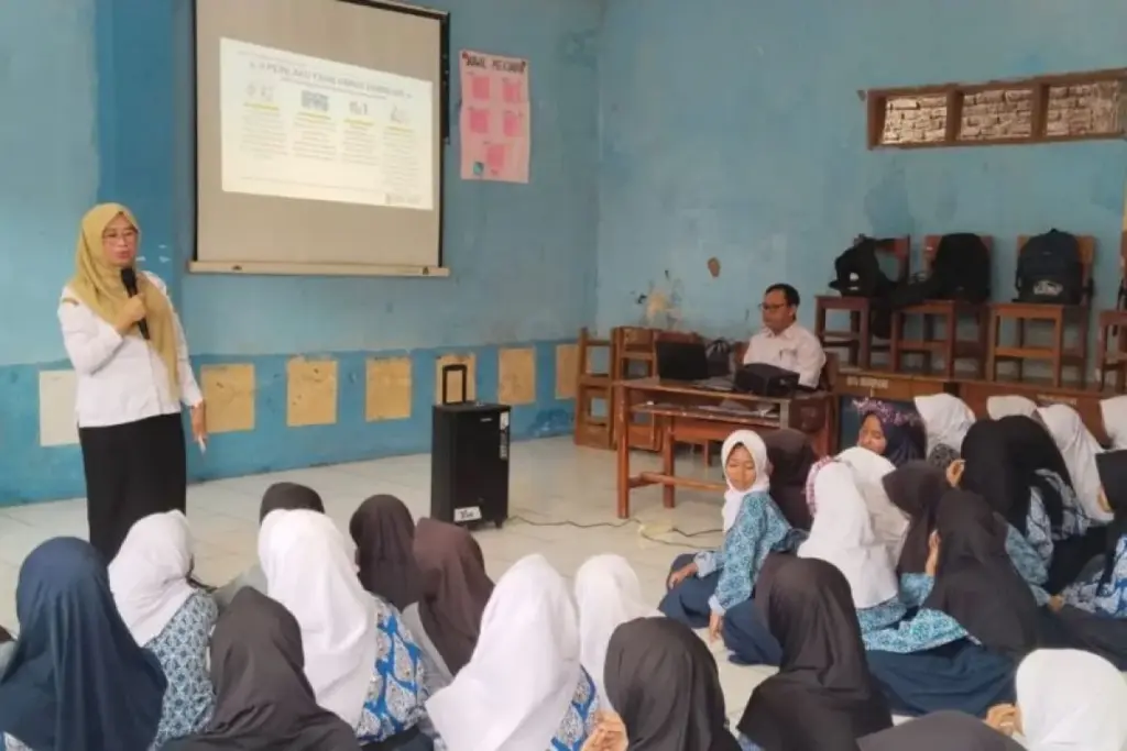 Buntut Kasus Perundungan Siswi MTs, DPPKBP3A Garut Gencar Sosialisasi ke Sekolah dan Pesantren DPPKBPPPA Garut saat lakukan sosialisasi bahaya bullying ke sekolah. (Istimewa)