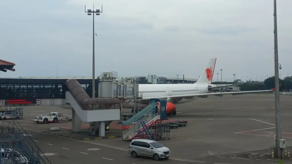 209 Penerbangan Bandara Soekarno-Hatta Dibatalkan Imbas Dari Gunung Anak Krakatau Erupsi (Disways)