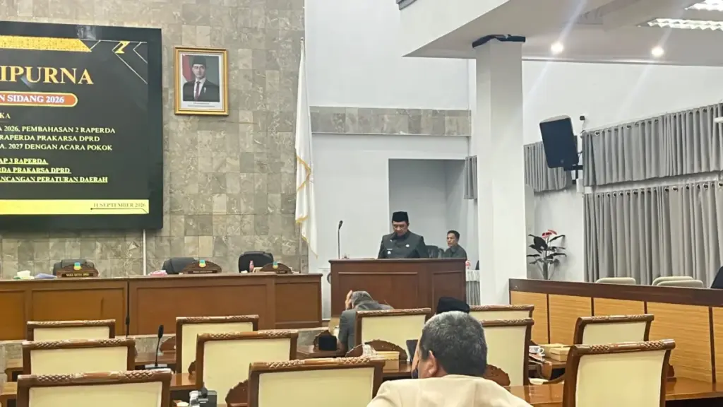 Pemkab dan DPRD Garut Terus Godok Raperda PKL: Tertibkan Kota Tanpa Mematikan Usaha Rakyat Bupati Garut, Abdusy Syakur Amin saat Rapat Paripurna di DPRD Garut. (Rizka/Radar Garut)