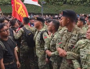 Mahasiswa Gaungkan Revolusi Ditengah Bentrok Dengan Aparat TNI Pada Demo 28 Oktober 2026 (Disways)