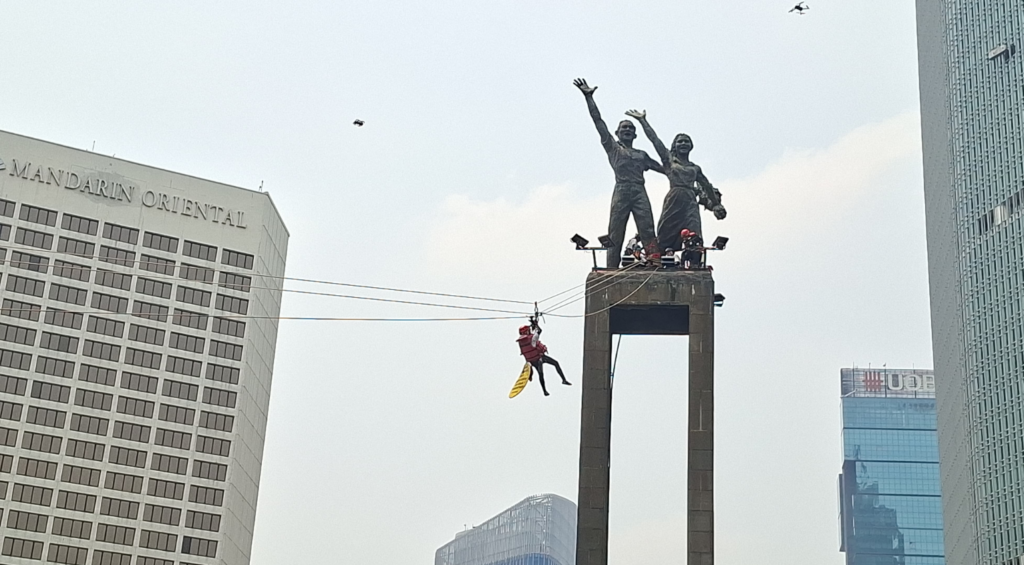 Aktivis Greenpeace yang Bentangkan Spanduk Kritik Kinerja Pemerintah Ditahan Delapan Jam di Polda Metro Jaya (Disways)