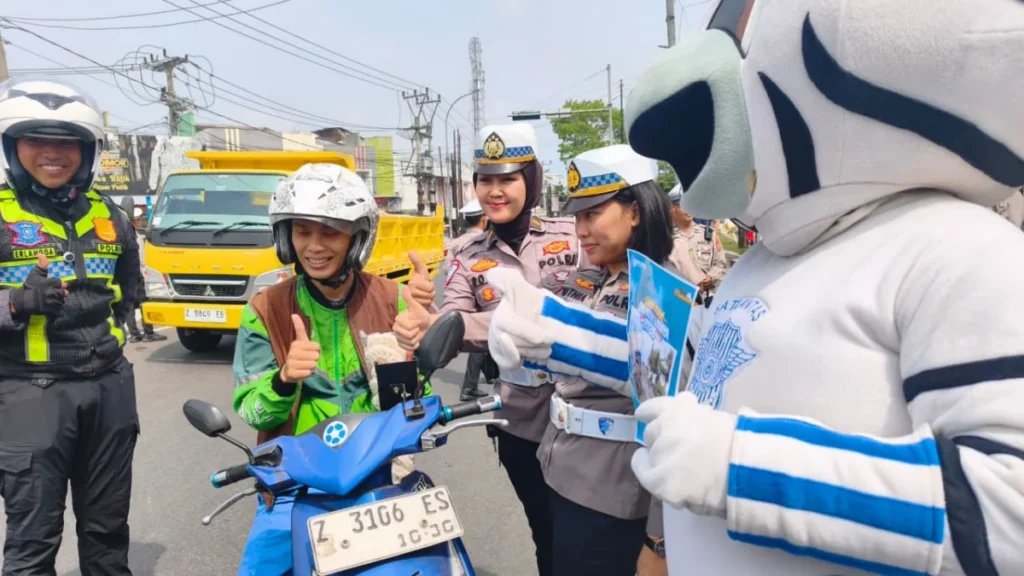 Ada Badut Bawa Helm SNI hingga Bagi Vitamin, Cara Unik Polisi di Garut Ajak Warga Tertib Lalu Lintas Radar Garut