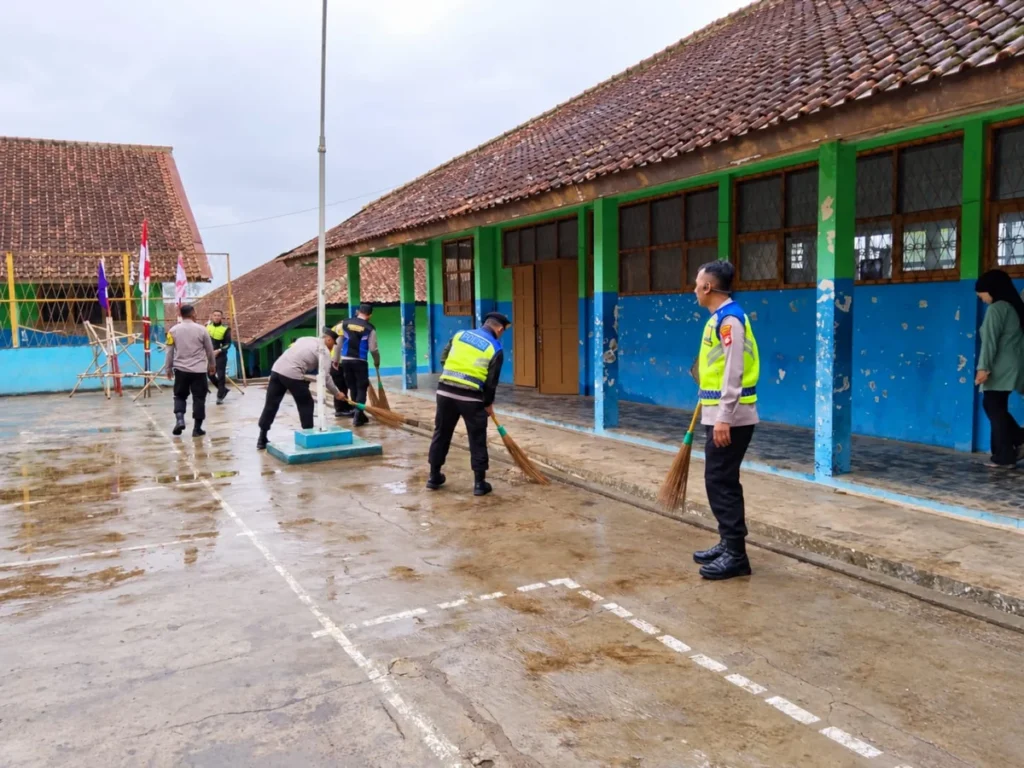 Dikeluhkan Warga karena Kumuh dan Terkesan Tak Terurus, Polisi Turun Tangan Bersihkan SMPN 1 Pasirwangi Garut istimewa