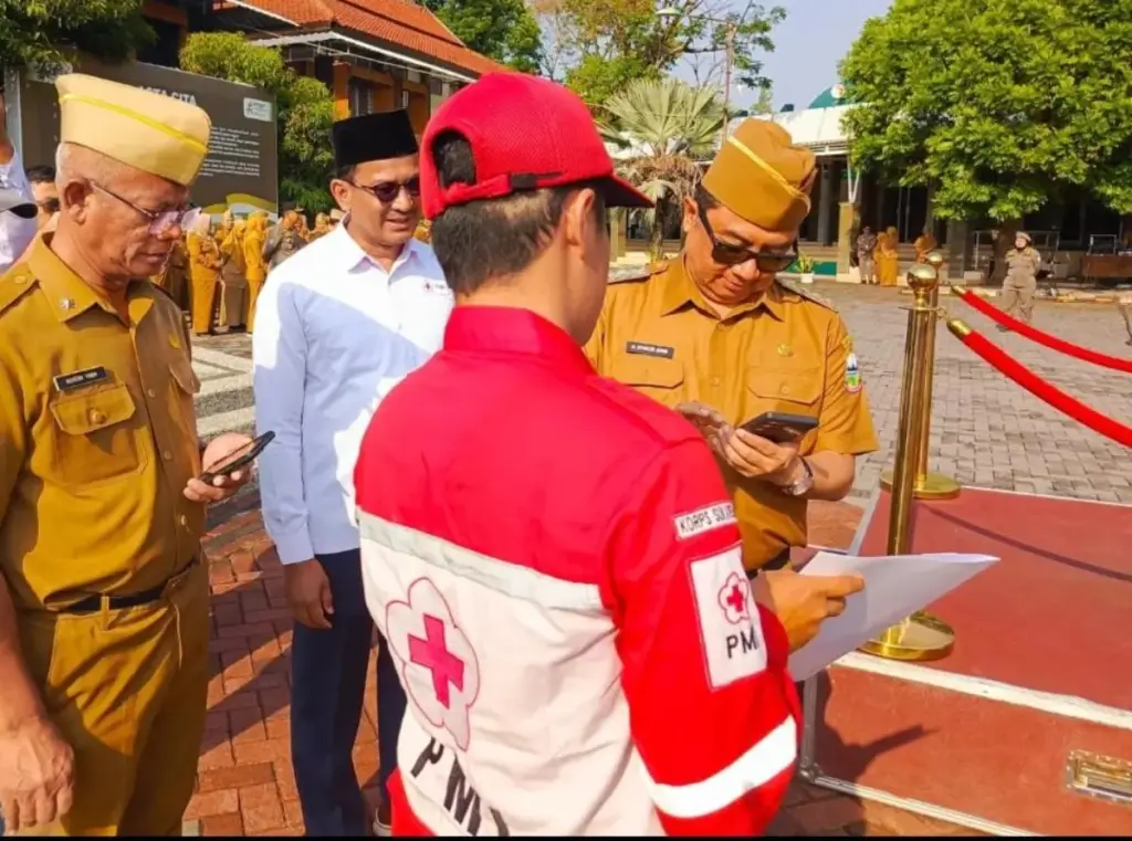 Pemkab Garut Salurkan Bulan Dana PMI, Fokus Siap Siaga Bencana hingga Pembinaan PMR Bupati Garut saat lakukan Qris berikan bantuan lewat bulan dana ke PMI Garut. (Istimewa)