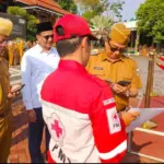 Bupati Garut saat lakukan Qris berikan bantuan lewat bulan dana ke PMI Garut. (Istimewa)