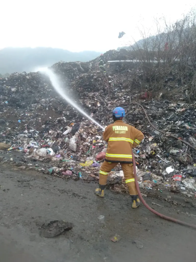 TPA Pasir Bajing Garut hangus terbakar api. (Istimewa)