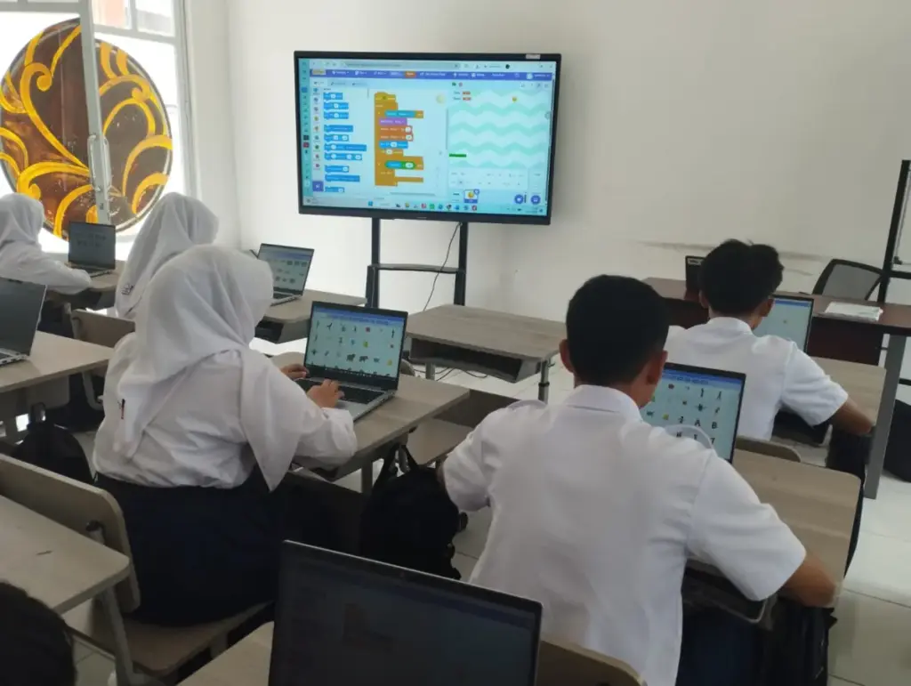 Pemkab Garut Siapkan Rp9 Miliar Untuk Pembelian Lahan Sekolah Rakyat di Samarang Sekolah Rakyat Terintegrasi 39 Kabupaten Garut saat belajar pelajaran Digital. (Rizka/Radar Garut)