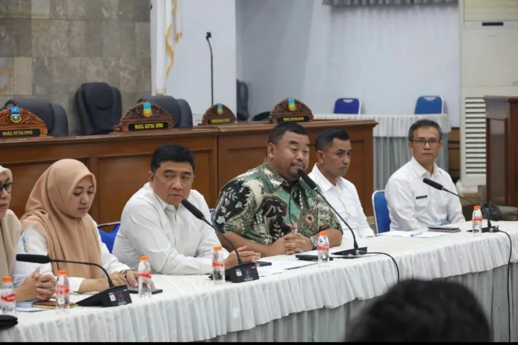 Terima Aksi Demo AMPGB, Yudha Sebut Kebijakan Fiskal Pusat Hambat Optimalisasi Pelayanan Publik Garut Pemkab dan DPRD Garut terima Aksi demonstrasi dari AMPGB. (Rizka/Radar Garut)