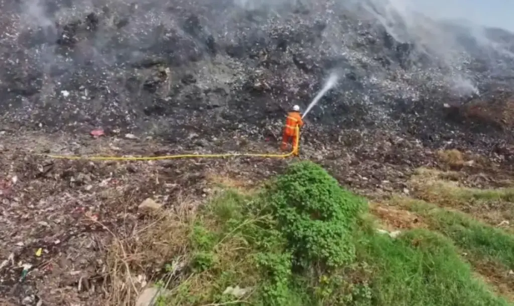 Kumpulan asap di TPA Pasir Bajing Garut yang tengah terbakar. (Istimewa)