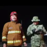 Disdamkar Garut masih memadamkan dan membasahi TPA Pasir Bajing pasca kebakaran. (Istimewa)