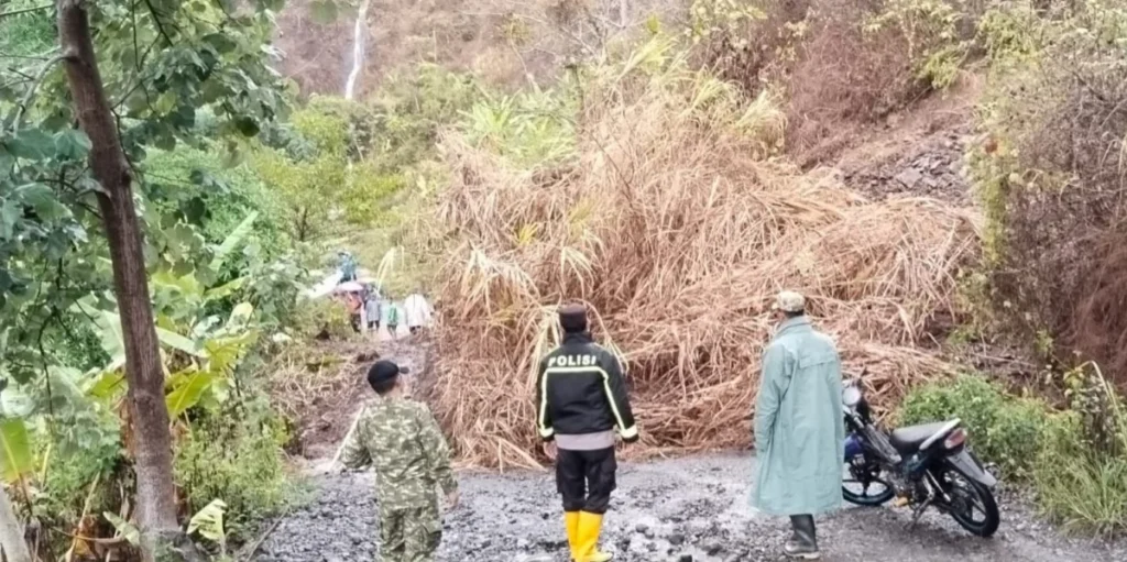 Longsor Tutup Jalan Penghubung Peundeuy-Cibalong Garut, Polisi dan Warga Gotong Royong Buka Akses istimewa