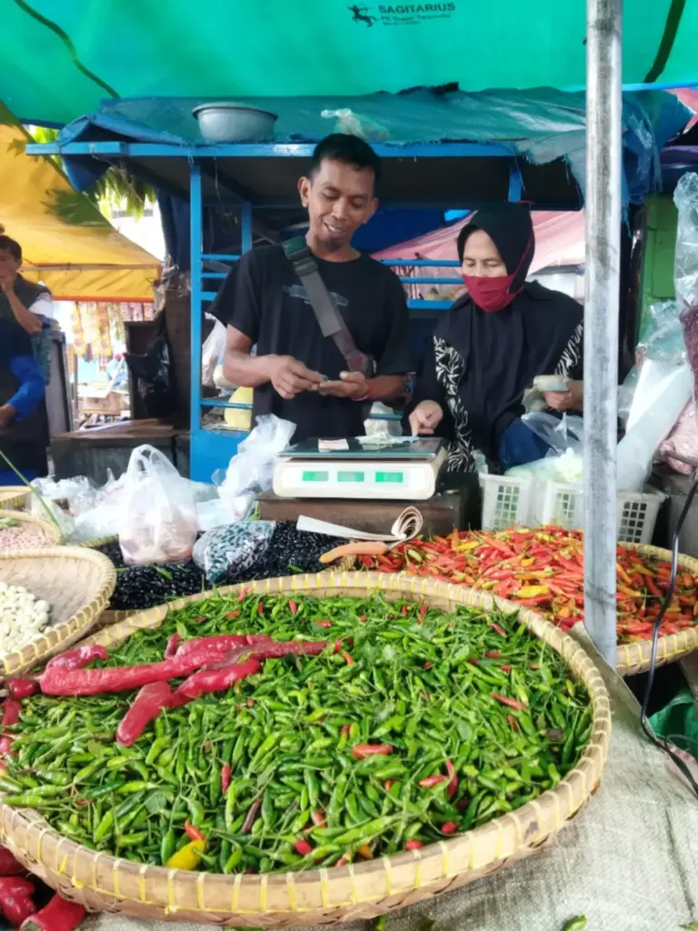 Penjual Cabai Rawit hijau di Pasar Garut.