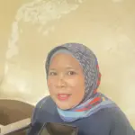 Tini (48) orangtua Raihana penerima program satu desa satu sarjana di Kabupaten Garut. (Rizka/Radar Garut)