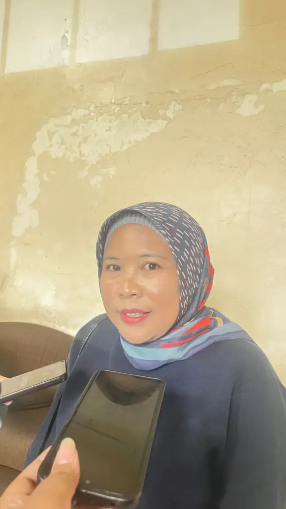 Tini (48) orangtua Raihana penerima program satu desa satu sarjana di Kabupaten Garut. (Rizka/Radar Garut)