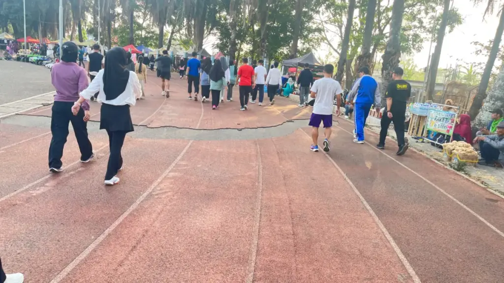 Lintasan Karet SOR Kerkof dan Adiwijaya Rusak, Kadispora Garut Tegaskan Penggunaannya Khusus Atlet Lintasan karet di SOR Kerkof Garut terlihat rusak. (Rizka/Radar Garut)