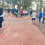 Lintasan karet di SOR Kerkof Garut terlihat rusak. (Rizka/Radar Garut)